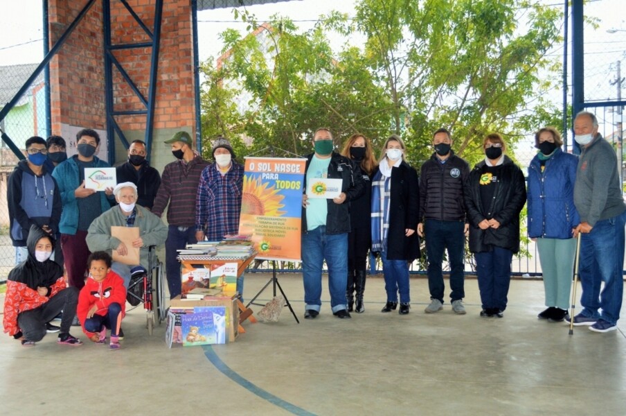 construindo-o-futuro-atraves-da-leitura-clube-da-pedrinha-entrega-1802-livros-para-biblioteca-comunitaria