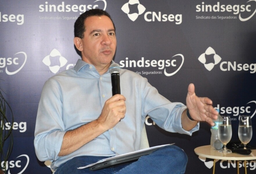 presidente-da-cnseg-fala-para-jornalistas-sobre-o-papel-do-seguro-diante-das-mudancas-climatcas