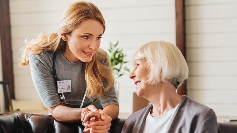 azos-aponta-que-63-das-mulheres-contratam-apolices-com-cobertura-para-doencas-graves