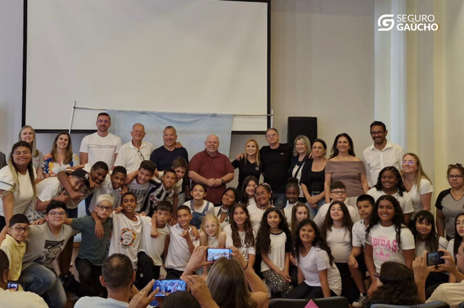 encerramento-do-movimento-sos-cheias-rs-emociona-com-apresentacao-teatral