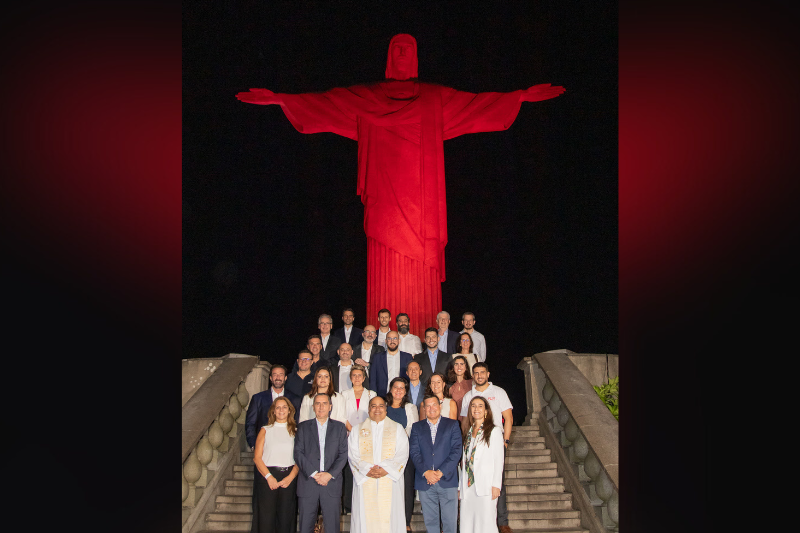 cristo-redentor-e-iluminado-de-vermelho-em-comemoracao-aos-100-anos-de-generali