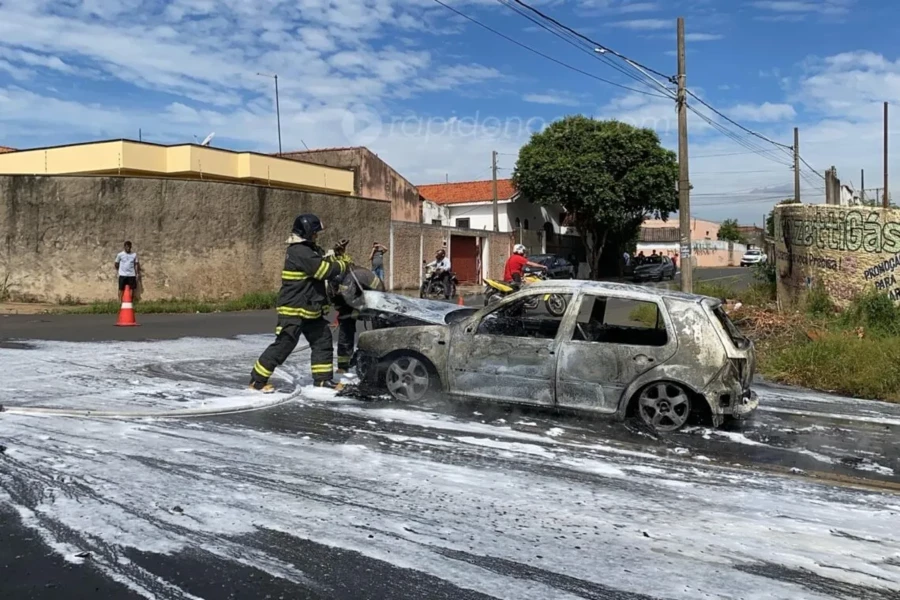 funcionario-de-lava-jato-dirige-carro-que-pega-fogo-sem-seguro-veiculo-sofre-perda-total