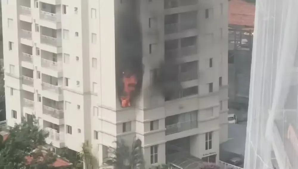 sem-seguro-contra-incendio-moradora-culpa-sindico-por-falhas-apos-apartamento-ser-destruido-por-fogo-sindico-nega