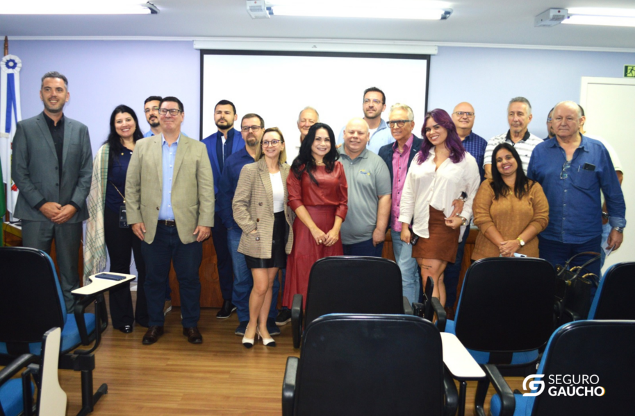 advogada-conduz-painel-sobre-o-impacto-da-lei-do-contrato-de-seguro-em-evento-do-sincor-rs