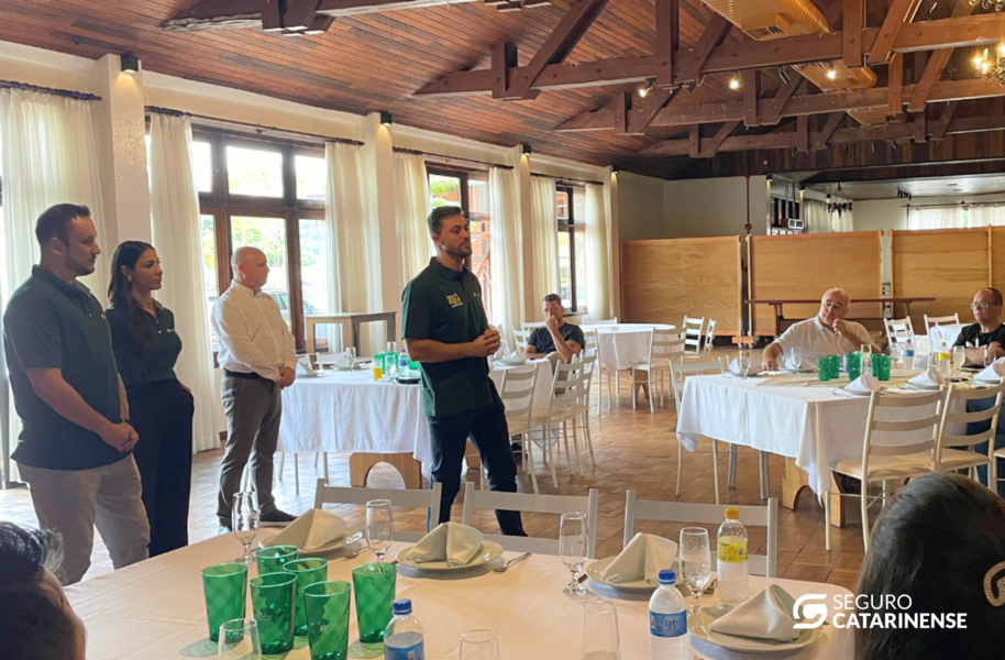 tokio-marine-apresenta-novo-gerente-comercial-em-almoco-com-corretores-de-brusque-sc