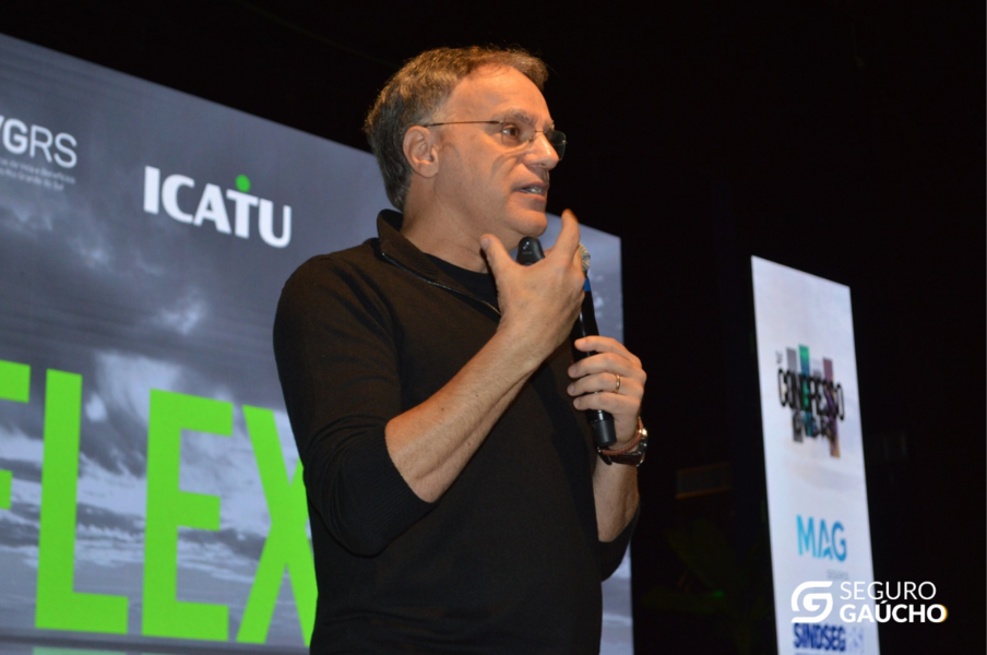 cesar-saut-compartilha-reflexoes-de-um-segurador-de-vida-no-palco-do-congresso-cvg-rs