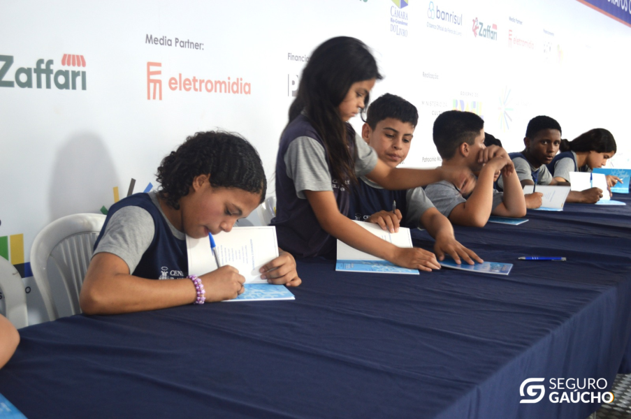 criancas-da-vila-santa-teresinha-lancam-livro-com-apoio-do-mercado-de-seguros