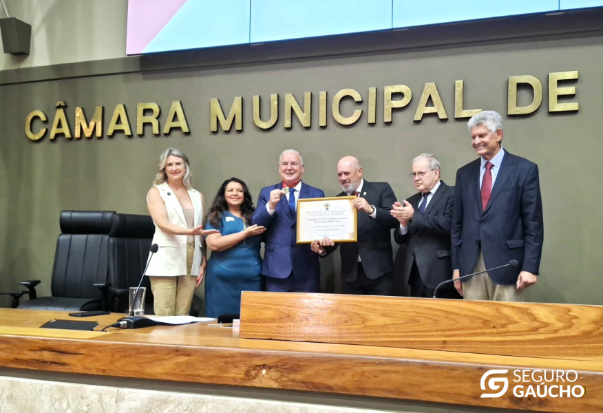 clovis-della-flora-recebe-titulo-de-cidadao-de-porto-alegre
