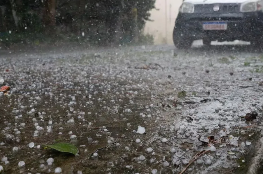carro-amassado-por-granizo-saiba-o-que-o-seguro-cobre-e-como-agir