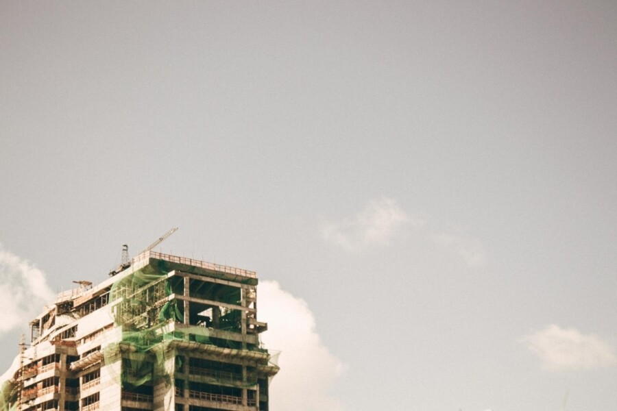 seguro-pode-auxiliar-governo-a-eliminar-cemiterio-de-obras-paradas-no-pais-entenda