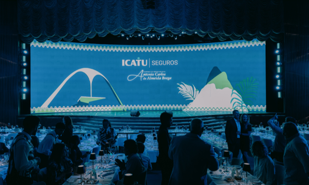icatu-seguros-leva-vencedores-do-premio-antonio-carlos-de-almeida-braga-nacional-para-o-desfile-das-campeas-na-marques-de-sapucai-no-rio-de-janeiro
