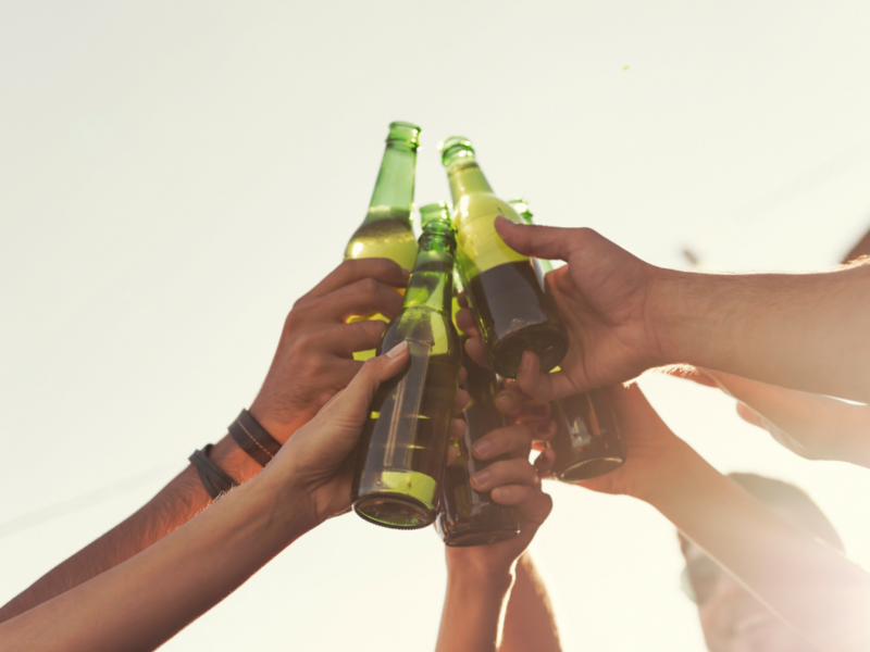 famosa-marca-de-cervejas-lanca-seguro-para-bebida-derramada