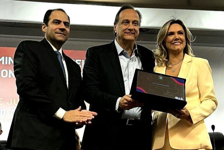 presidente-do-grupo-bradesco-seguros-e-homenageado-como-personalidade-do-direito-securitario-pela-oab-nacional