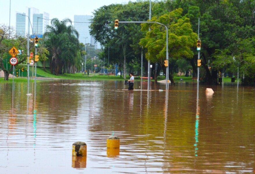 sos-rs-fotos-ineditas-mostram-com-proximidade-a-situacao-de-calamidade-na-capital-gaucha