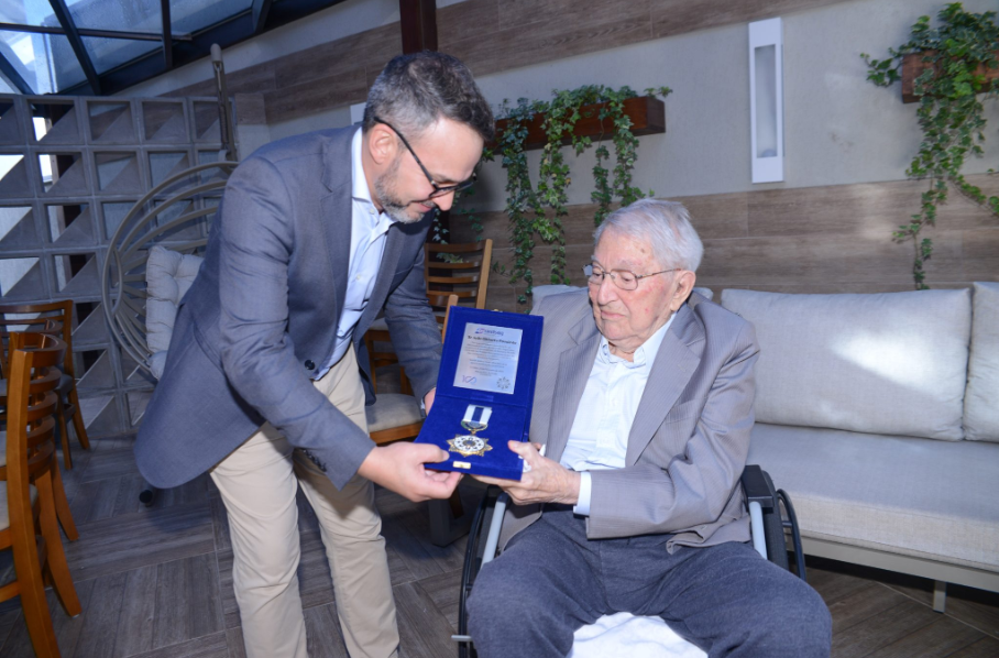 grande-icone-do-seguro-no-parana-joao-possiede-recebe-a-comenda-medalha-centenaria-do-sindseg-prms