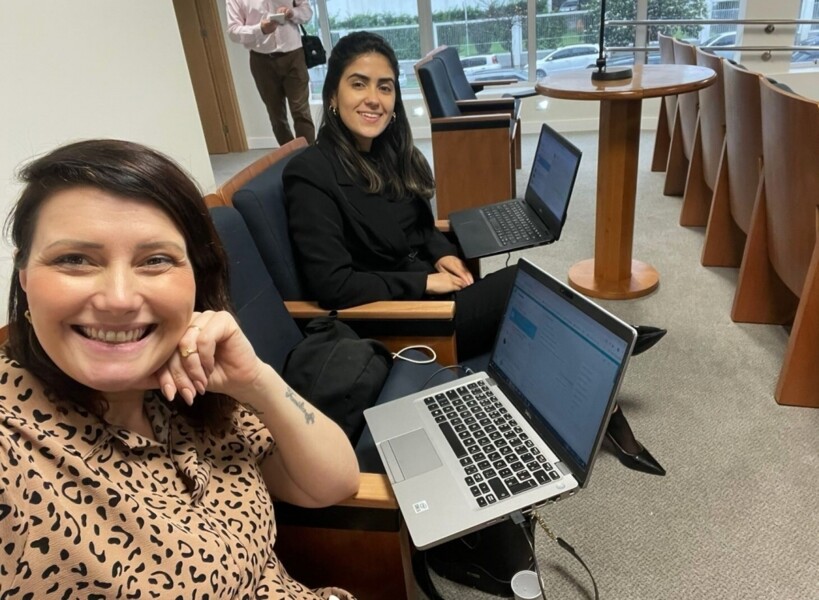 colaboradoras-de-corretora-avaliam-o-seminario-impacto-das-enchentes-no-rs-ao-mercado-de-seguros