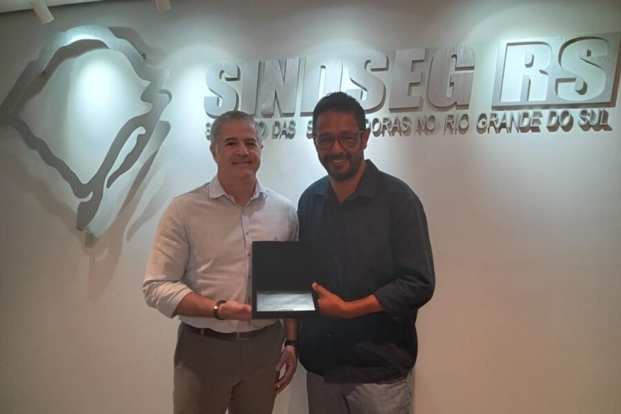 presidente-do-sindsegnne-entrega-placa-pelos-128-anos-do-sindsegrs