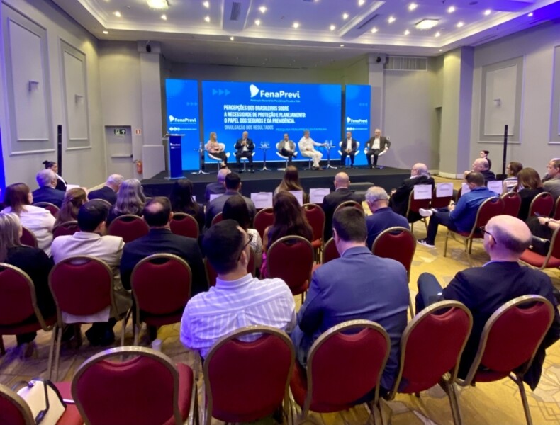 gboex-integra-grupo-de-debate-de-apresentacao-de-pesquisa-fenaprevidatafolha-em-porto-alegre