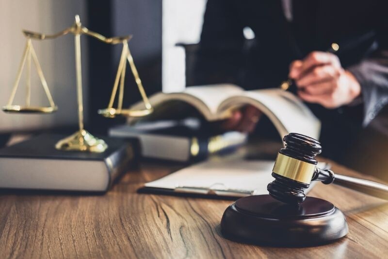 cliente-aciona-justica-contra-grande-rede-varejista-apos-venda-de-seguros