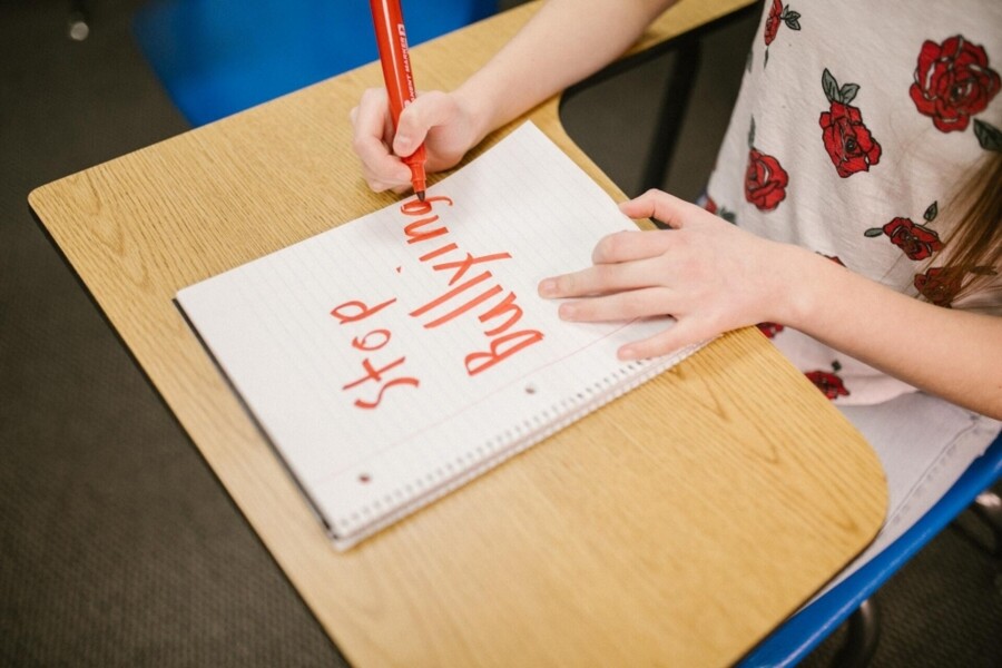 da-lgbtfobia-a-gordofobia-como-o-seguro-protege-vitimas-das-novas-feridas-da-escola