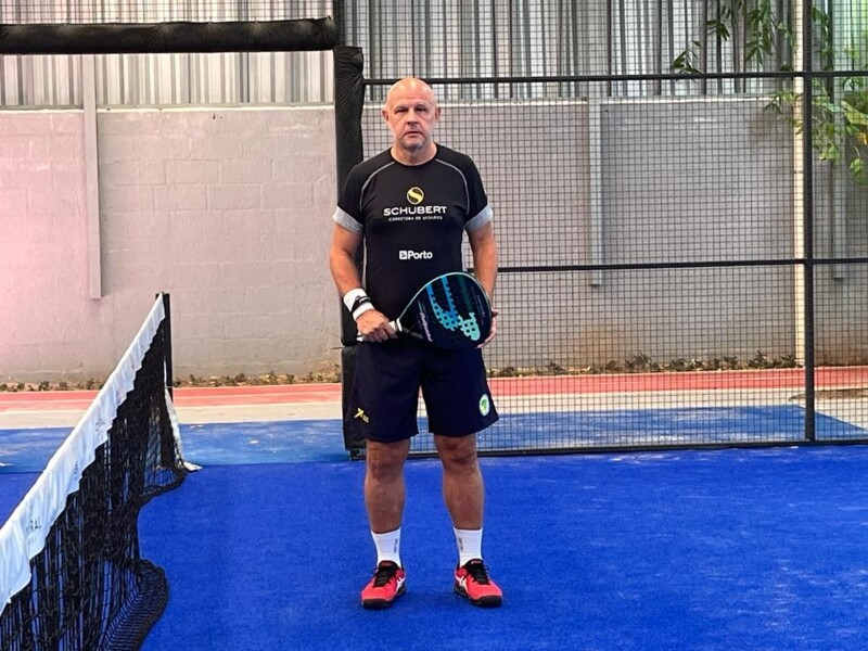 andre-schubert-vivendo-diariamente-entre-o-padel-e-o-setor-de-seguros