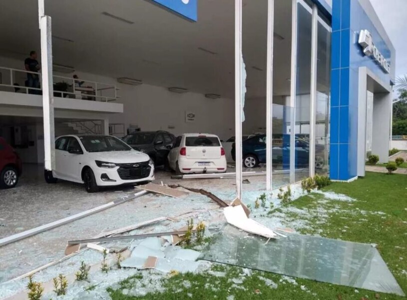 veiculo-invade-concessionaria-e-atinge-carros-0km-seguro-daria-amparo-neste-caso