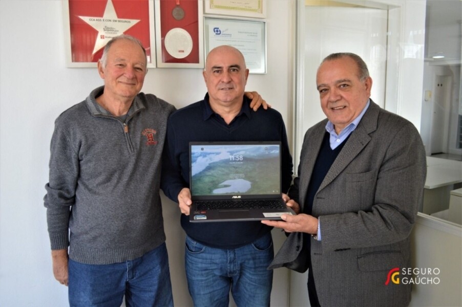 incentivando-na-doacao-de-sangue-confrasol-entrega-notebook-para-o-banco-de-sangue-virtual