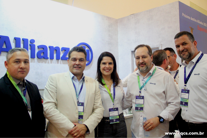 corretores-trocam-experiencias-no-estande-da-allianz-no-brasesul-2022