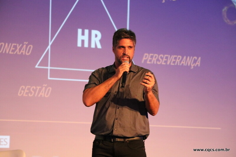 reinvencao-e-autoconhecimento-foram-temas-de-palestra-na-primeira-noite-do-brasesul