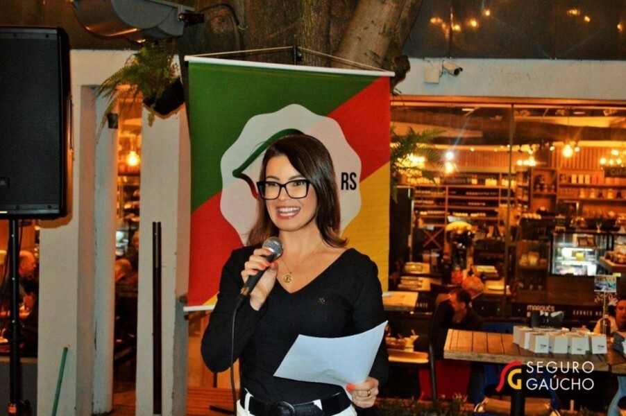 suellen-farias-feliz-satisfeita-e-agradecida-por-ter-presidido-o-clube-da-pedrinha-do-rs