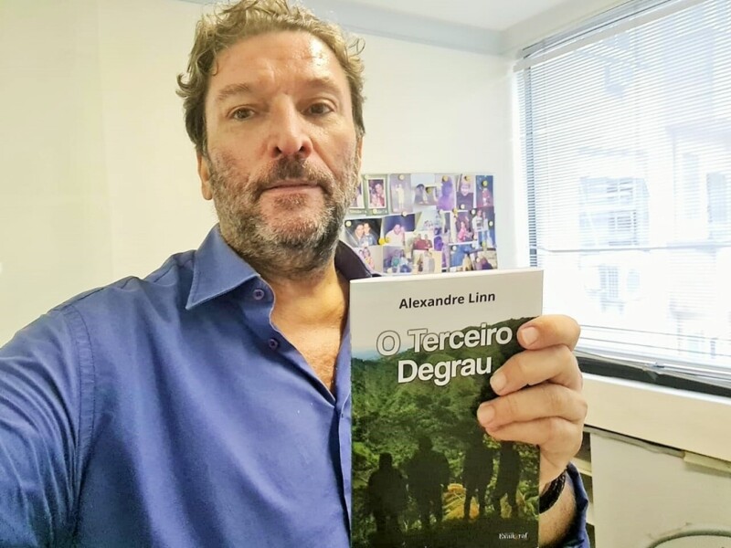 alexandre-linn-realiza-o-lancamento-do-livro-o-terceiro-degrau